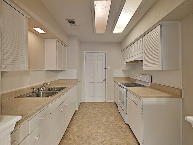 Building Photo - No Application Fee* Plus $250 Off First 2 ...