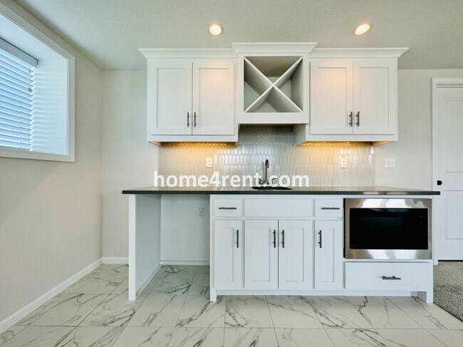 Building Photo - Exceptional Olathe Home in the Cedar Creek Subdivision w/ Wood Floors and a Finished Basment!