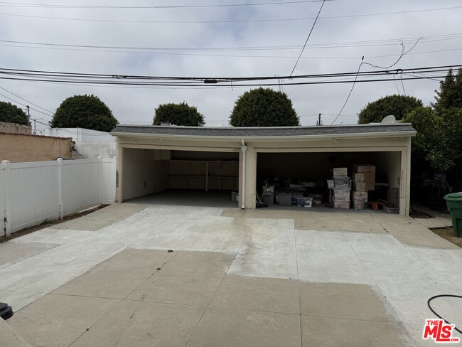 Building Photo - 211 S Arnaz Dr