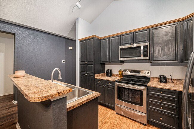 Building Photo - Spacious 2 bedroom home in the heart of Heather Ridge!