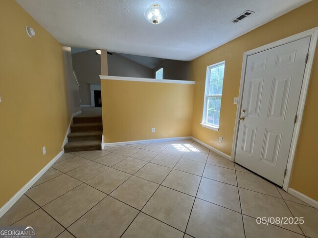 Building Photo - 260 Village Dr