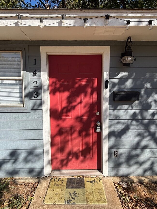 Building Photo - Charming, Updated 2 bed, 1 bath Duplex in ...