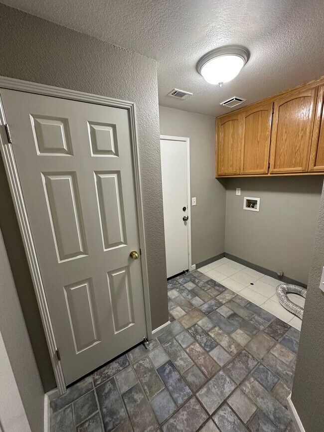 Building Photo - No Deposit