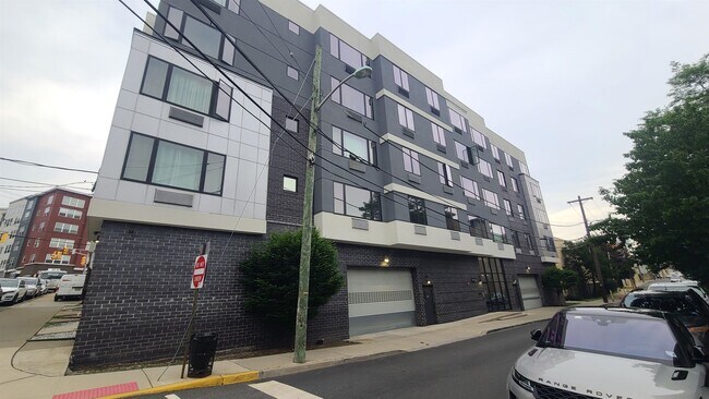 Building Photo - 5711 Washington St