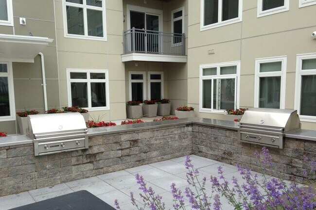 Building Photo - 223 Concord Tpke