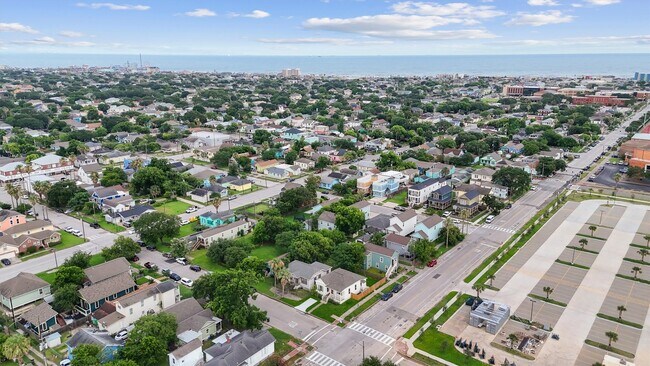 Building Photo - 4027 Ursuline St