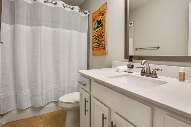 Building Photo - Pet Friendly Four Bedroom!