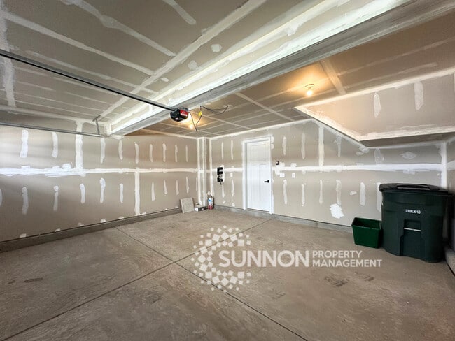 Building Photo - Spacious 3-Bedroom Townhome in a Prime Location