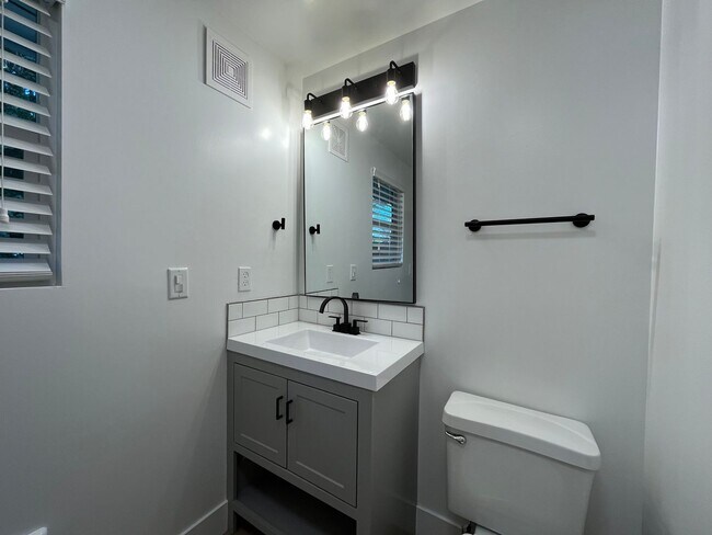 Building Photo - $500 MOVE IN INCENTIVE CONCESSION! Large s...