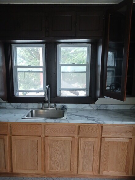 Building Photo - 916 W Greenfield Ave