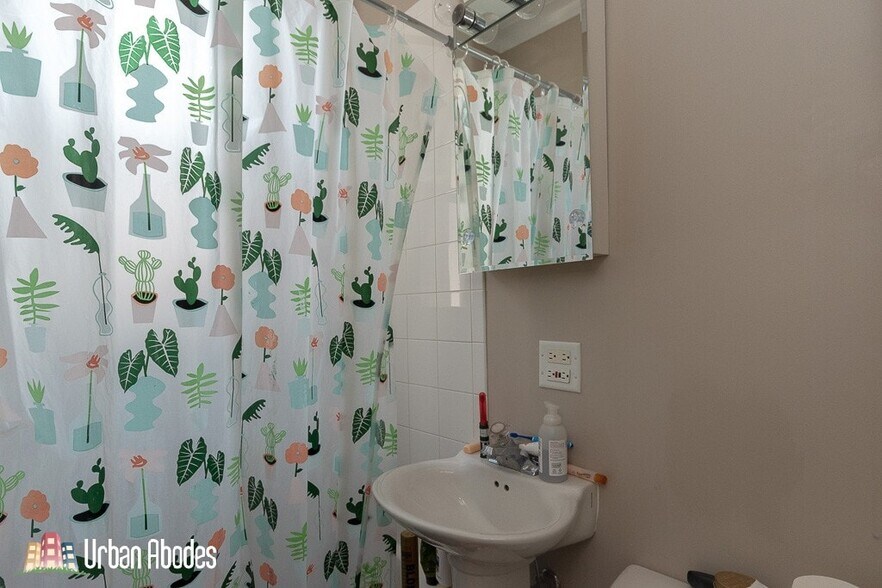 Building Photo - 3144 N Oakley Ave