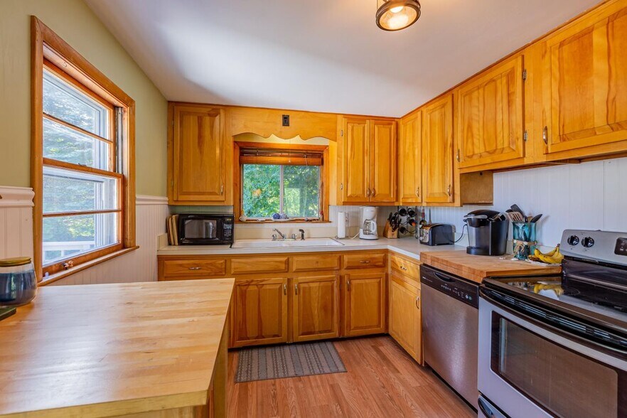 Building Photo - 18 Baker