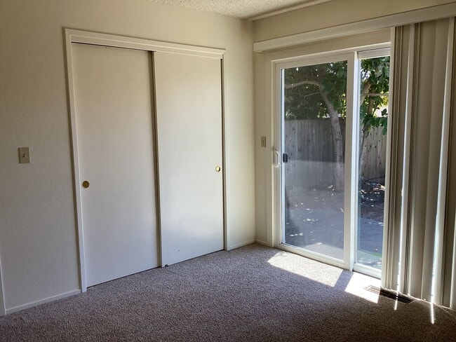 Building Photo - Live Oak