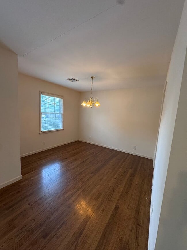 Building Photo - 572 Farmington Rd