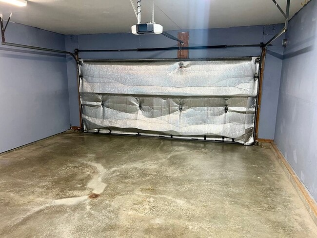 Building Photo - High speed internet included - 3 bedroom townhouse