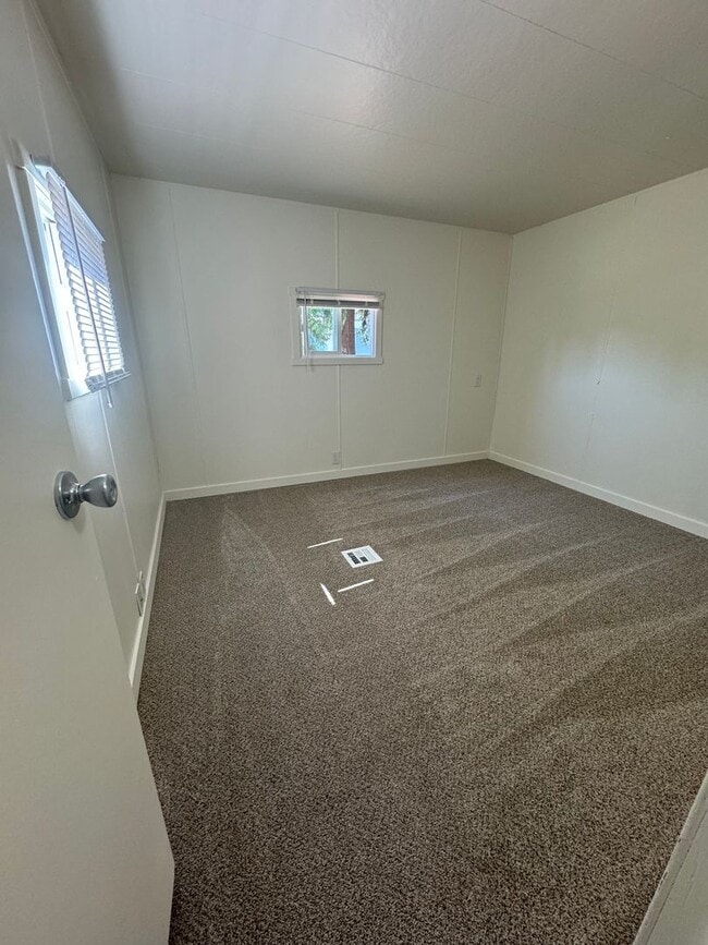 Building Photo - 2 Bedroom 1 Bathroom for rent 675 Square feet