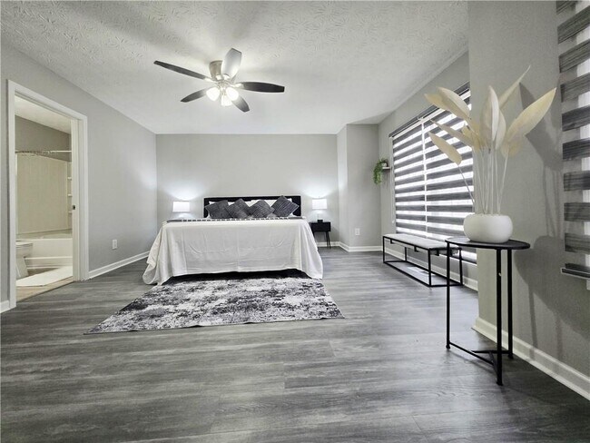 Building Photo - 2430 Piering Dr