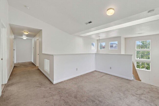 Building Photo - 5 Bedroom Home Close to UNR!