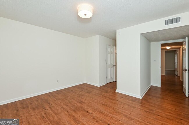 Building Photo - 201 Lenox Way NE