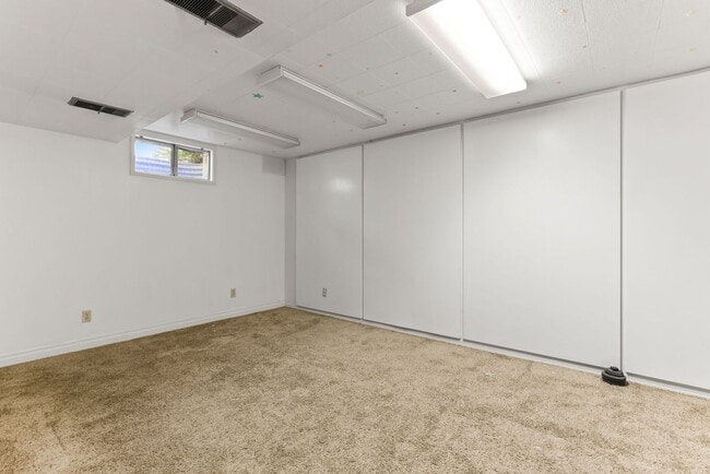 Building Photo - 9877 SE 33rd Ave