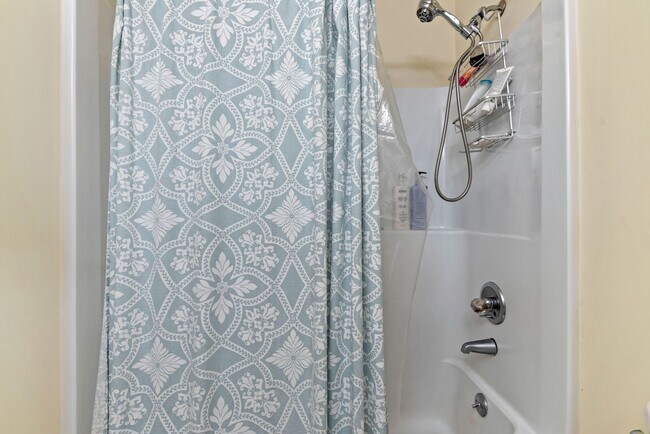 Building Photo - Townhouse in Chapel Hill