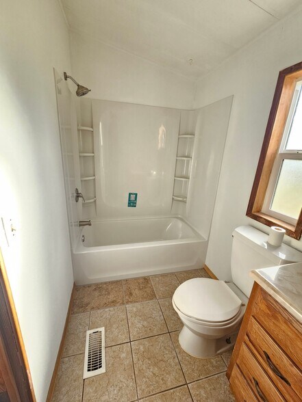 Building Photo - 614 S Andes Rd