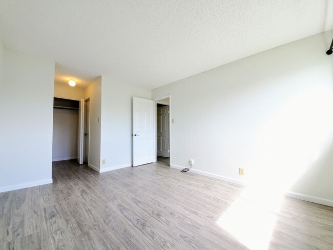Building Photo - Rarely available! Upgraded ground floor 2b...