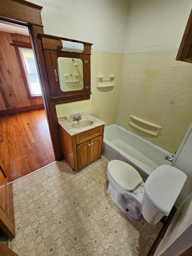 Building Photo - Spacious 2 Bedroom 1 Bath with 2 car Garage