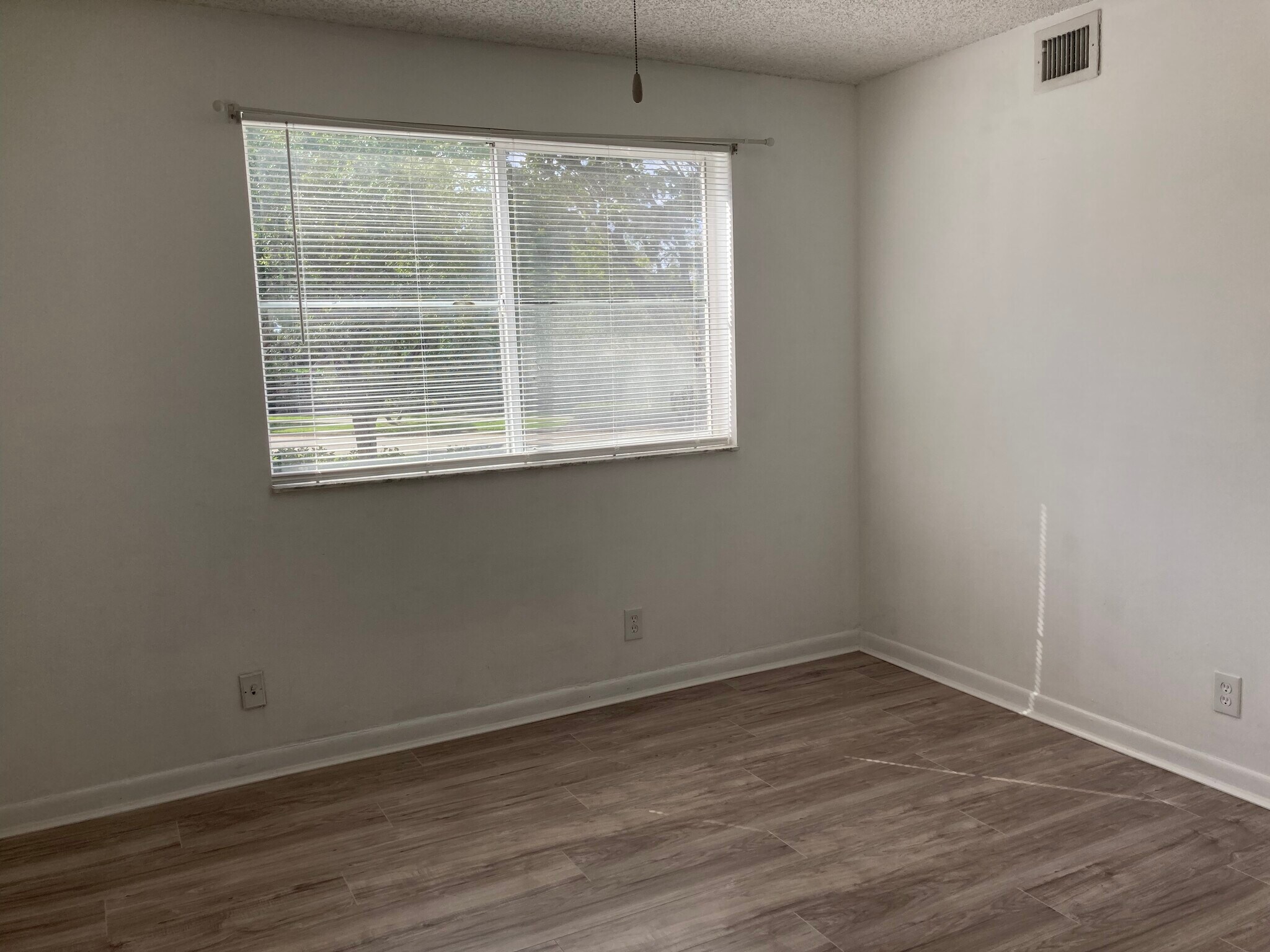 Building Photo - 9777 Westview Dr