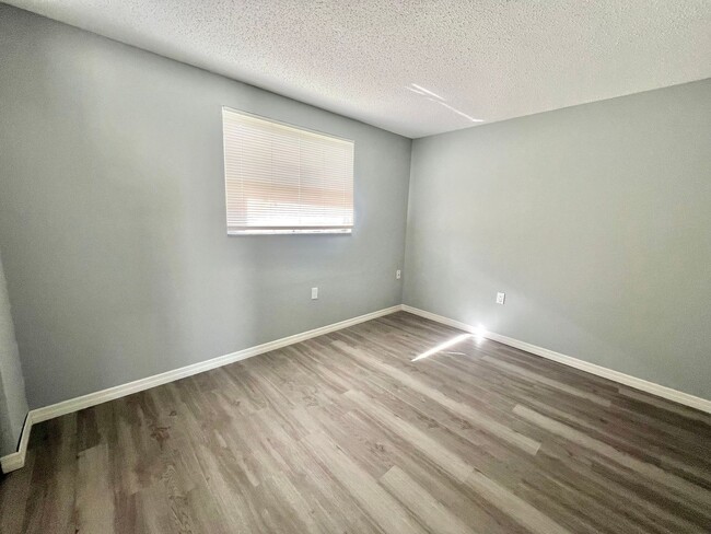 Building Photo - Adorable Renovated 2BD/1BTH Villa in 55+ C...