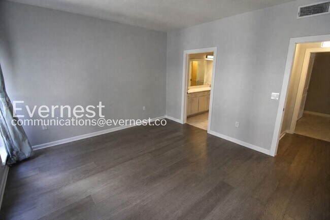 Building Photo - Chic 1 Bed, 1 Bath Condo with Carport/ Available Now!