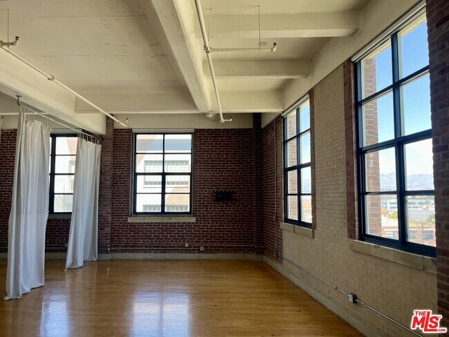 Building Photo - 1850 Industrial St