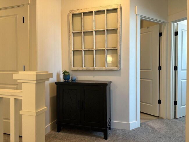 Building Photo - 4672 Vermillion Dr