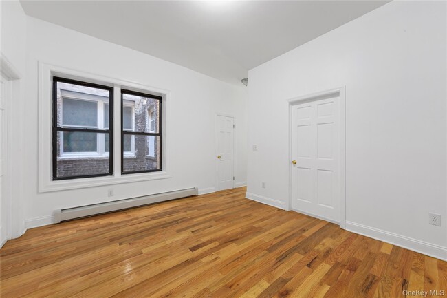 Building Photo - 1587 Lincoln Pl