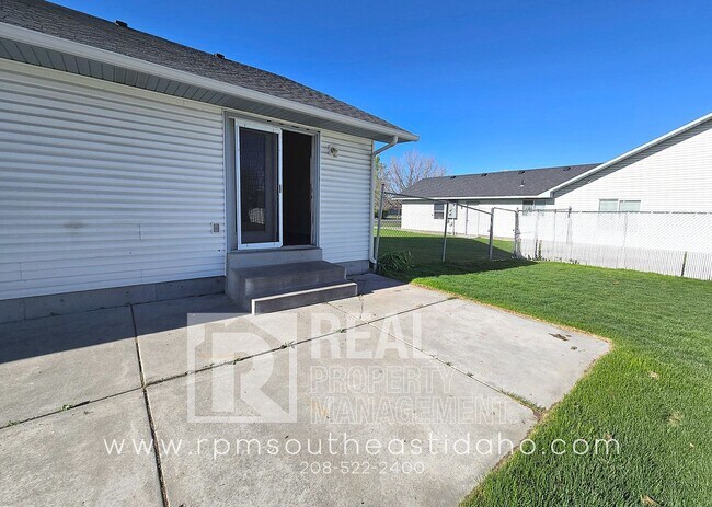 Building Photo - Spacious & Updated 2 Bedroom, 2 Bathroom Twin Home in Ammon with Fenced Backyard and Hookups (Ida...