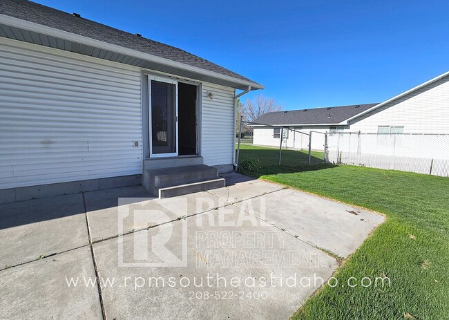 Building Photo - Spacious & Updated 2 Bedroom, 2 Bathroom Twin Home in Ammon with Garage, Fenced Backyard, and Hoo...