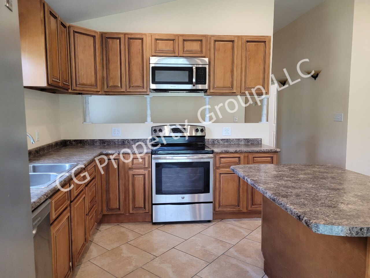 Building Photo - 1417 S Eastman Rd