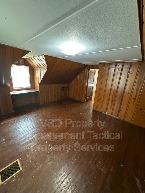 Building Photo - 906 E 232nd St
