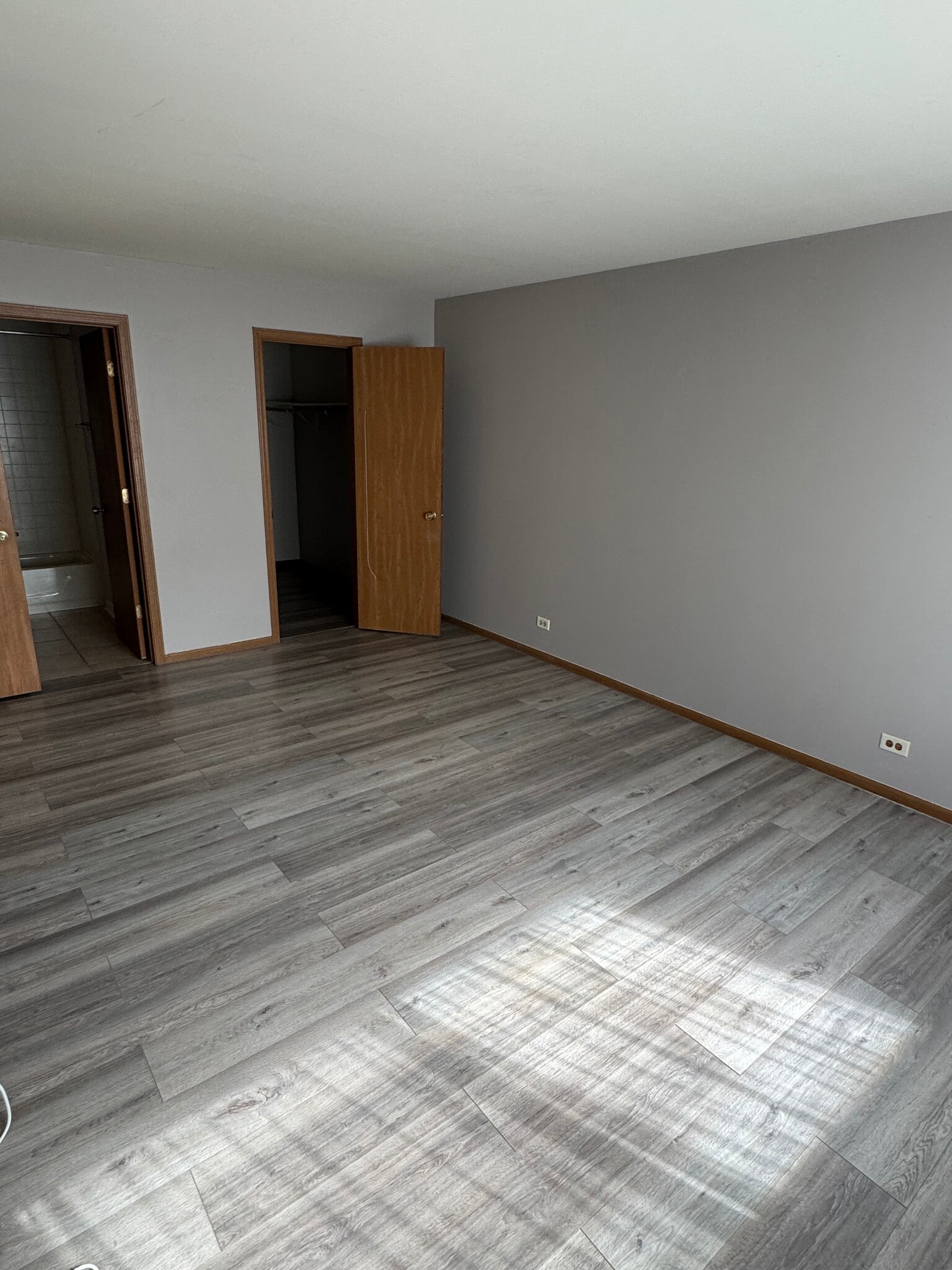 Walk in closet and full bathroom. - 21W581 North Ave