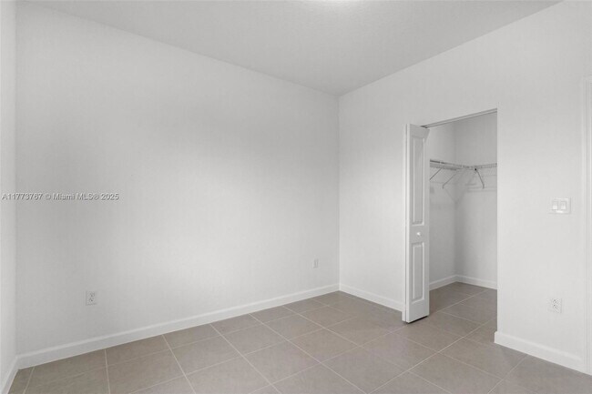 Building Photo - 2700 SE 23rd Ave