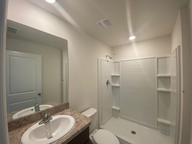 Building Photo - Desirable Lake Diamond Subdivision 3/2/2 **Won't Last**