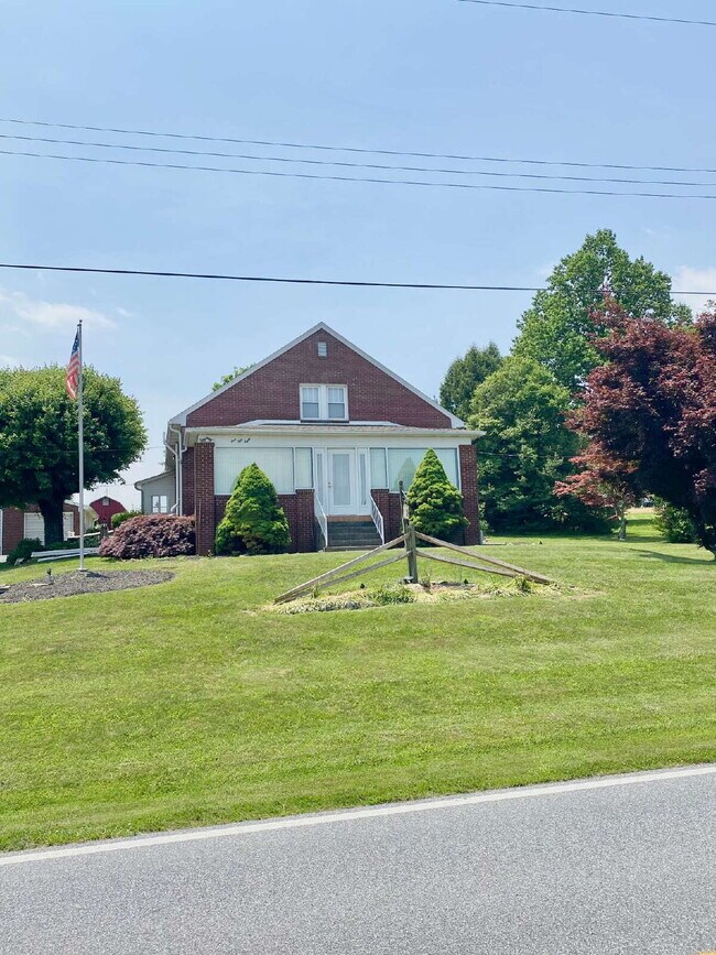 Building Photo - LEASE PENDING! 1 Bed 1 Bath Apartment in P...