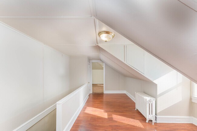Building Photo - 121 7th Ave