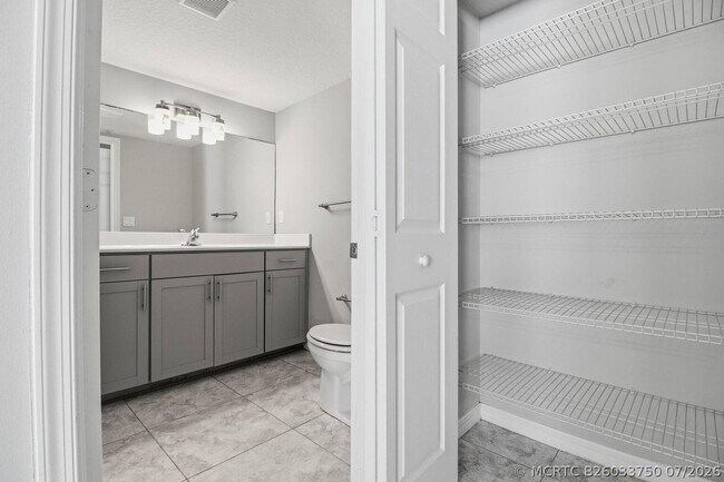 Building Photo - 2625 Heathcote Dr