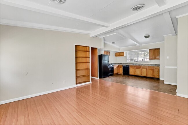 Building Photo - 2440 Castle Dr