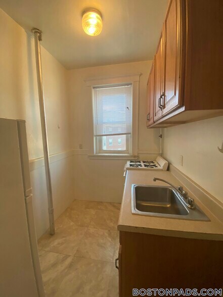 Building Photo - 137 Park Dr