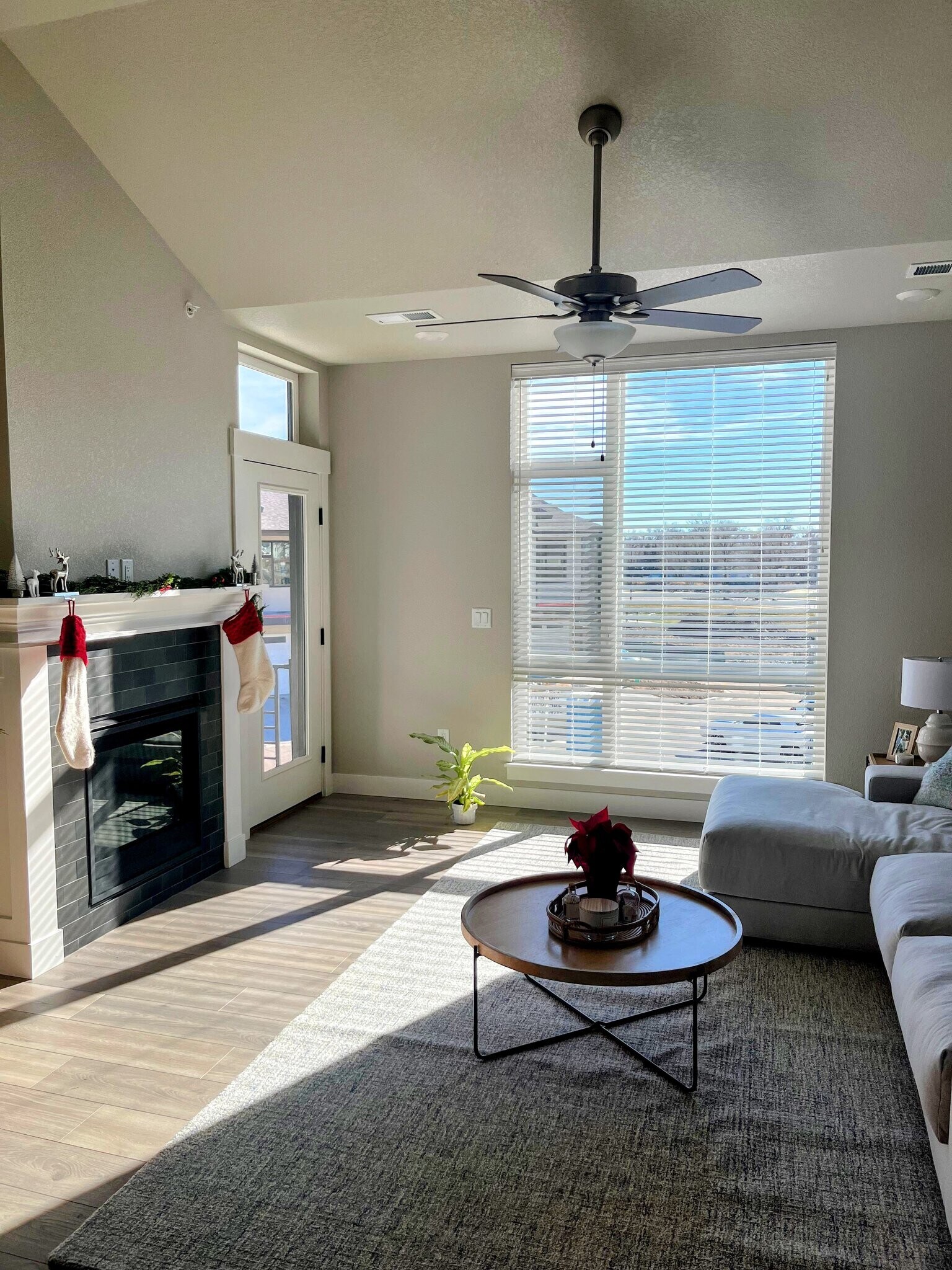 Building Photo - 827 Schlagel St