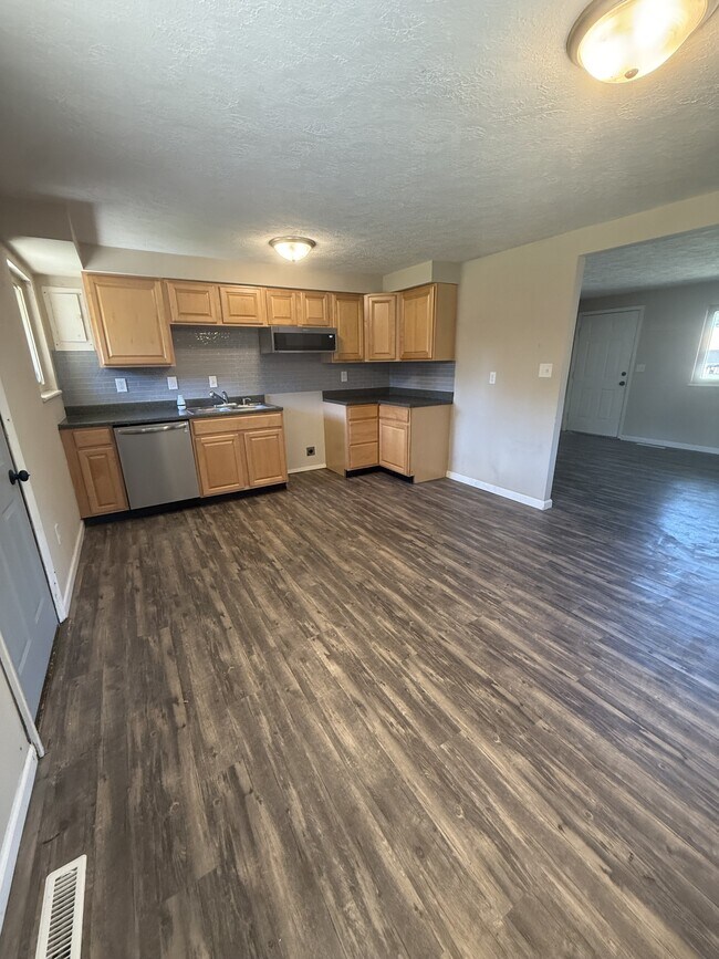 Building Photo - 6185 Farmborough Dr