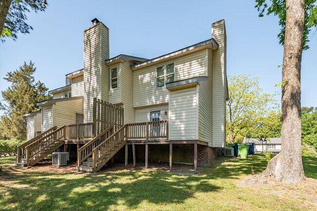 Building Photo - Lovely 2 Bedroom End Unit Townhome in NE R...
