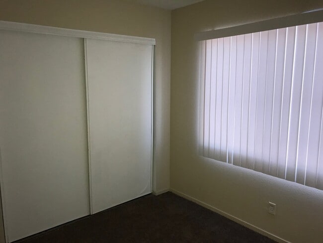 Building Photo - BEAUTIFUL 2 BEDS 1 1/2  BATHROOM APARTMENT PLUS 1 CAR GARAGE MLOVE IN SPECIAL